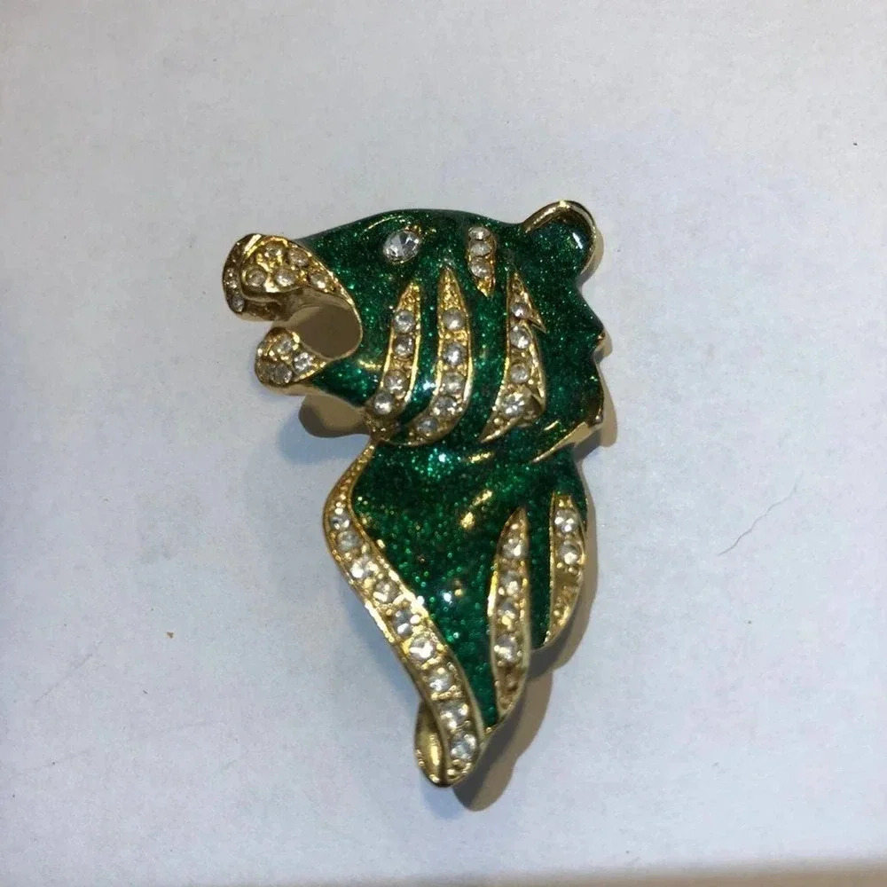 Beautiful Shiny And Sparkling Brooch Sign Down